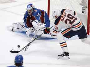 Leon Draisaitl # 29 des Oilers d'Edmonton tire sur Pavel Francouz # 39 de l'Avalanche du Colorado lors de la première période du deuxième match de la finale de la Conférence de l'Ouest des séries éliminatoires de la Coupe Stanley 2022 au Ball Arena le 02 juin 2022 à Denver, Colorado .