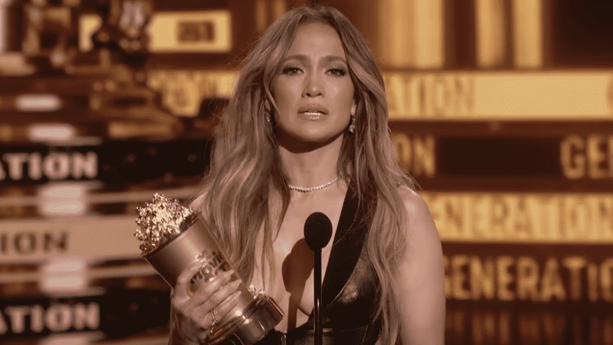 Jennifer Lopez appelle ses détracteurs et ses sceptiques dans le discours d'acceptation des MTV Movie and TV Awards
