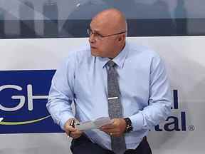 EDMONTON, ALBERTA – 07 SEPTEMBRE: (LR) Lane Lambert et Barry Trotz des Islanders de New York discutent de questions lors des échauffements avant le match contre le Lightning de Tampa Bay dans le premier match de la finale de la Conférence de l'Est lors des séries éliminatoires de la Coupe Stanley de la LNH 2020 à Rogers Place le 07 septembre 2020 à Edmonton, Alberta, Canada.  (Photo de Bruce Bennett/Getty Images)