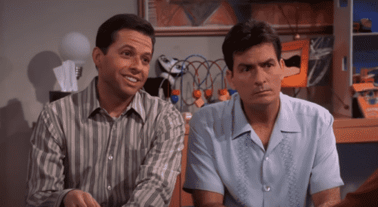 Jon Cryer révèle à quel point deux hommes et demi ont failli se terminer alors que Charlie Sheen déraille