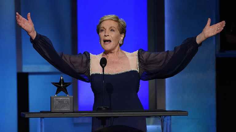 Julie Andrews sur son prix AFI pour l'ensemble de ses réalisations et pourquoi "Bridgerton" n'a besoin que de sa voix
	
	
