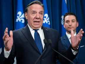 Le gouvernement du premier ministre du Québec, François Legault, à gauche, fait face à une poursuite pour sa législation – le projet de loi 21 – décrit comme une loi «pour mettre fin à l'exploration et à la production pétrolières».