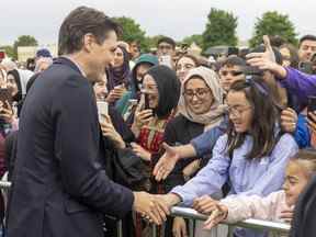 Le premier ministre Justin Trudeau accueille quelques-unes des plus de 2 000 personnes qui se sont rassemblées dans le nord-ouest de Londres pour manifester en l'honneur du premier anniversaire du meurtre présumé motivé par la haine de la famille Afzaal.  Photographie prise le dimanche 5 juin 2022. Mike Hensen/The London Free Press