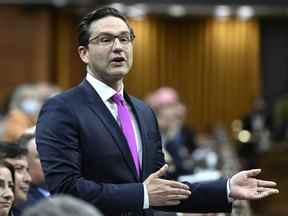 Le député conservateur Pierre Poilievre se lève pendant la période des questions à la Chambre des communes sur la Colline du Parlement à Ottawa le mercredi 15 juin 2022.