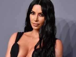 Sur cette photo d'archive prise le 6 février 2019, la célébrité Kim Kardashian arrive pour assister au gala de l'amfAR à New York.