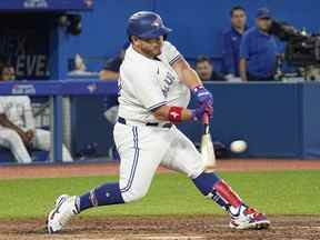 Le frappeur désigné des Blue Jays Alejandro Kirk frappe un circuit de deux points contre les White Sox lors de la cinquième manche au Rogers Centre de Toronto, le mardi 31 mai 2022.