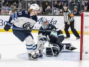 9 décembre 2021 ;  Seattle, Washington, États-Unis ;  L'aile gauche des Jets de Winnipeg Kyle Connor (81) marque un but le gardien de Seattle Kraken Philipp Grubauer (31) au cours de la troisième période au Climate Pledge Arena.  Crédit obligatoire : Stephen Brashear - USA TODAY Sports