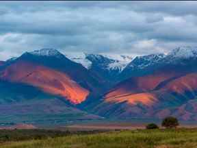 Une vue des montagnes du Tian Shan au Kirghizistan, la région d'Asie centrale où les chercheurs étudiant les anciens génomes de la peste ont retracé les origines de la peste noire du XIVe siècle qui a tué des dizaines de millions de personnes, sur une photographie non datée.