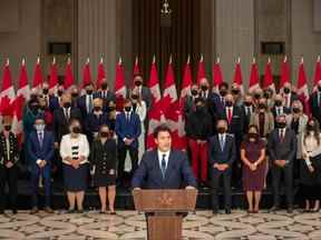 Le premier ministre Justin Trudeau prend la parole lors d'une conférence de presse avec des membres de son nouveau cabinet à Ottawa, le 26 octobre 2021.