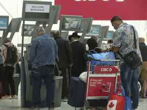 Les passagers passent par le processus douanier au terminal 1 de l'aéroport Pearson le 25 mai 2022.