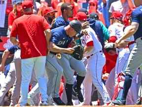 26 juin 2022 ;  Anaheim, Californie, États-Unis ;  Les Angels de Los Angeles et les Mariners de Seattle ont dégagé le banc lors d'une bagarre en deuxième manche au Angel Stadium.