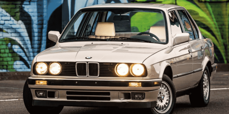 La berline BMW 325i de 1990 est le choix d’enchères d’aujourd’hui