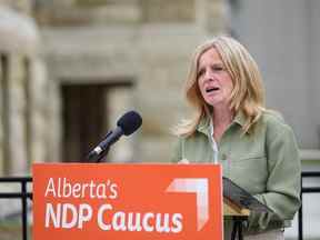 La chef du NPD de l'Alberta, Rachel Notley, prend la parole lors d'une conférence de presse devant l'hôtel de ville de Calgary le mercredi 1er juin 2022.