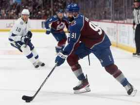 L'attaquant de l'Avalanche du Colorado Nazem Kadri patine avec la rondelle lors du cinquième match de la finale de la Coupe Stanley contre le Lightning de Tampa Bay.