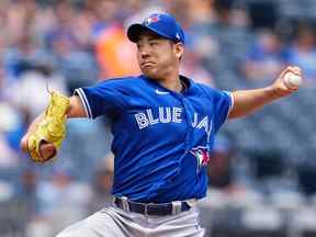 Le lanceur partant des Blue Jays de Toronto, Yusei Kikuchi (16 ans), lance contre les Royals de Kansas City lors de la première manche au Kauffman Stadium.