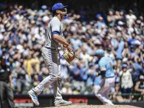 Le lanceur des Blue Jays de Toronto, Jose Berrios (17 ans), attend que le joueur de premier but des Milwaukee Brewers Rowdy Tellez (11 ans) dirige les buts après avoir renoncé à un circuit de deux points.