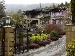 La pluie tombe devant un manoir à vendre à West Vancouver, en Colombie-Britannique, en 2019.