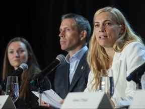 La ministre des Sports Pascale St-Onge (à droite) avec l'athlète olympique Rosie MacLennan et le PDG du COC David Shoemaker, prennent la parole lors d'une conférence de presse à Montréal le 12 juin 2022.