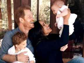 Le prince Harry, Meghan Markle et leurs enfants Archie et Lilibet sont photographiés dans un portrait de famille réalisé par le photographe Alexi Lubomirski paru en décembre 2021.