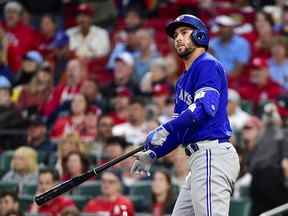 George Springer des Blue Jays frappe un home run en solo contre les Cardinals de St. Louis lors de la sixième manche au Busch Stadium.