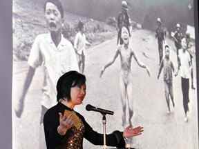 La vietnamienne-canadienne Phan Thi Kim Phuc prononce son discours devant sa photographie lauréate du prix Pulitzer du 8 juin 1972 pendant la guerre du Vietnam, lors d'une réunion de conférences à Nagoya, préfecture d'Aichi, le 13 avril 2013.