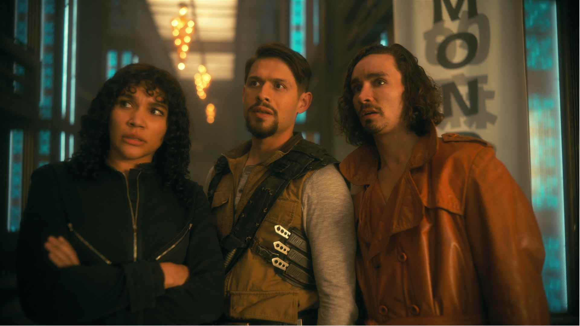 Emmy Raver-Lampman, David Castañeda et Robert Sheehan dans The Umbrella Academy saison 3