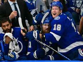 Steven Stamkos du Lightning de Tampa Bay célèbre sur le banc avec son coéquipier Ondrej Palat après avoir marqué lors du sixième match de la finale de la Conférence de l'Est à Amalie Arena le 11 juin 2022 à Tampa, en Floride.