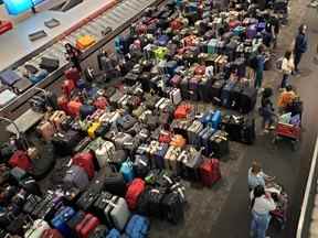 Les passagers des compagnies aériennes continuent de signaler des retards importants à l'aéroport Pearson de Toronto et des montagnes de bagages à la fois sur le tarmac et à l'intérieur, comme on le voit ici sur cette photo prise le dimanche 26 juin 2022.