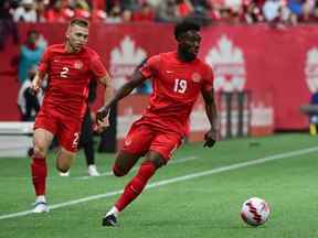 Le milieu de terrain canadien Alphonso Davies (à droite) contrôle le ballon lors du match de football de la Ligue des Nations de la Concacaf entre le Canada et Curaçao au stade BC Place à Vancouver, Colombie-Britannique, Canada, le 9 juin 2022. (Photo de Don MacKinnon / AFP)