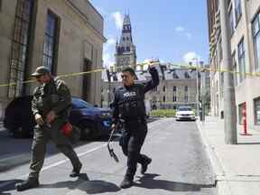 La police répond à un incident sur la colline du Parlement à Ottawa le samedi 11 juin 2022.