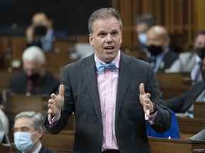 Mark Holland se lève à la Chambre des communes, le jeudi 2 juin 2022 à Ottawa.  La Chambre des communes suspend les mandats de vaccination contre la COVID-19 pour les députés, le personnel et les visiteurs la semaine prochaine.  Le leader du gouvernement a déposé une motion cet après-midi pour mettre fin au mandat à compter de lundi.