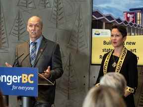 Le premier ministre John Horgan, avec la ministre du Tourisme Melanie Marks, annonce le nouveau projet du Royal BC Museum le 13 mai 2022. Les plans de fermeture du musée actuel le 6 septembre, puis de le démolir et de le remplacer d'ici 2030 ont maintenant été interrompus.