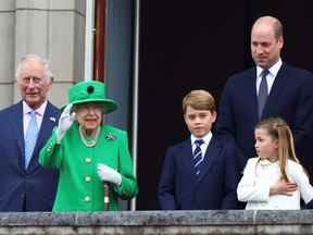 Le prince Charles, le prince de Galles, la reine Elizabeth II, le prince George de Cambridge, le prince William, duc de Cambridge et la princesse Charlotte de Cambridge se tiennent sur un balcon lors du Platinum Jubilee Pageant le 5 juin 2022 à Londres.