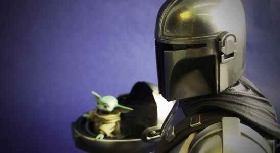 La statue au format premium Mandalorian et Grogu de Sideshow équilibre la force [Exclusive]