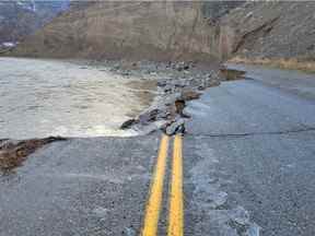 Autoroute 8 - à l'est du pont Spences Impacts des dommages causés par les inondations.  Les équipages évaluent et travaillent à réparer.  11 décembre 2021.