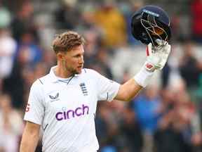 L'Anglais Joe Root fait un geste en quittant le terrain après que l'Angleterre a remporté le premier match test de cricket entre l'Angleterre et la Nouvelle-Zélande au terrain de cricket de Lord à Londres le 5 juin 2022.