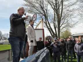 Une photo d'archive de 2021 montre Randy Hillier s'exprimant lors d'une manifestation à Cornwall contre les mesures de santé provinciales introduites pendant la pandémie de COVID-19.