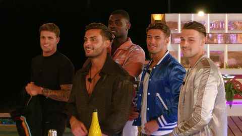 les garçons regardent les nouveaux arrivants, love island, épisode 9