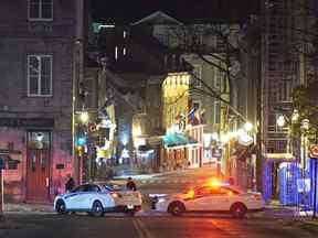 Des voitures de police bloquent la rue Saint-Louis près du Château Frontenac le 1er novembre 2020 à Québec après qu'un homme a attaqué des gens avec une épée.