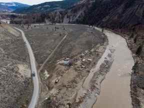 Une propriété touchée par les inondations de novembre de la rivière Nicola dans le sud de la Colombie-Britannique est vue le long de la route 8 sur la bande indienne de Shackan, au nord-ouest de Merritt, en Colombie-Britannique, le jeudi 24 mars 2022. Un avis de débit élevé et un avertissement d'inondation émis par le River Forecast Center plus tôt cette semaine pour le nord de la Colombie-Britannique se poursuivent.