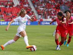 Janine Beckie #16 du Canada dribble le ballon alors que Sohyun Cho #8 de la Corée du Sud défend lors d'un match amical au BMO Field le 26 juin 2022.