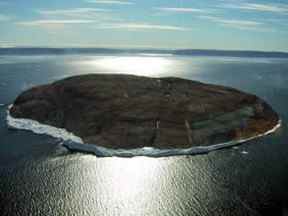 L'île Hans de 1,3 kilomètre carré.  Un côté sera canadien, et l'autre côté sera sous le contrôle du Danemark.