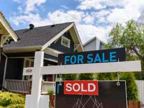 Un panneau vendu devant une maison à Calgary.