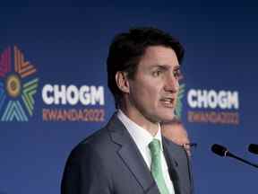 Le premier ministre Justin Trudeau répond aux questions lors de la conférence de presse de clôture de la réunion des chefs de gouvernement du Commonwealth à Kigali, au Rwanda, le samedi 25 juin 2022.