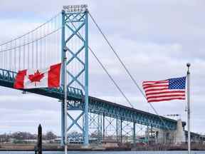 Drapeaux canadiens et américains près du pont Ambassador au passage frontalier canado-américain à Windsor, en Ontario.