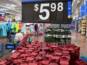 Une femme fait ses courses à Rosemead, en Californie. Selon une enquête publiée le 28 juin, les sentiments des Américains à l'égard de l'économie se sont encore effondrés en juin après avoir fortement chuté le mois précédent en raison des inquiétudes suscitées par la montée en flèche de l'inflation.