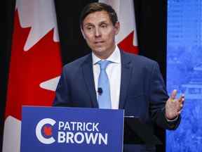 Patrick Brown fait un geste lors du débat à la direction du Parti conservateur du Canada en anglais à Edmonton, en Alberta, le mercredi 11 mai 2022. Le Parti conservateur du Canada affirme que le membre qui a envoyé à la campagne à la direction de Brown un courriel raciste a démissionné de son adhésion.  LA PRESSE CANADIENNE/Jeff McIntosh