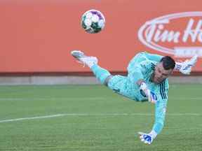 Le gardien du Toronto FC Quentin Westberg effectue un arrêt contre le Forge FC.