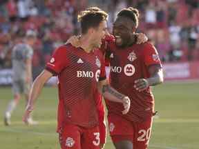 L'attaquant du Toronto FC Ayo Akinola (20 ans) célèbre son but contre le CF Montréal avec le milieu de terrain du Toronto FC Luca Petrasso (38 ans) lors de la première mi-temps au BMO Field mercredi soir.