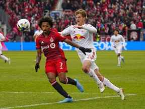 5 mars 2022 ;  Toronto, Ontario, CAN ;  L'attaquant du Toronto FC Jahkeele Marshall-Rutty (7) et l'attaquant des New York Red Bulls Tom Barlow (74) poursuivent un ballon au BMO Field.